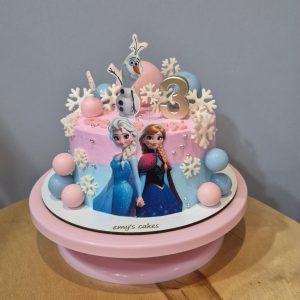 Tort aniversar pentru copii cu Elza, acoperit în cremă, decor tematic Frozen, Emys Cakes
