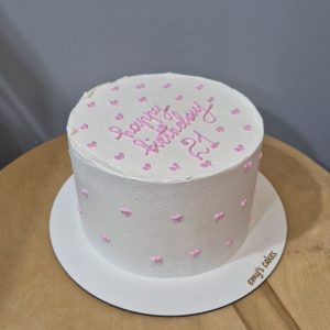 Tort aniversar simplu – acoperit în cremă, decor roz, fără taxă