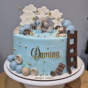 Tort pentru botez băiat, acoperit în cremă albastră, decor tematic ursuleț, nori și stele, Emys Cakes