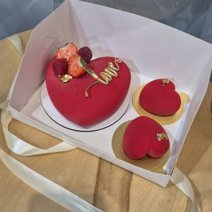 Tort inimă mousse de ciocolată cu zmeură