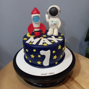 Tort aniversar spațiu pentru copii, acoperit în pastă de zahăr, decor astronaut și rachetă, Emys Cakes