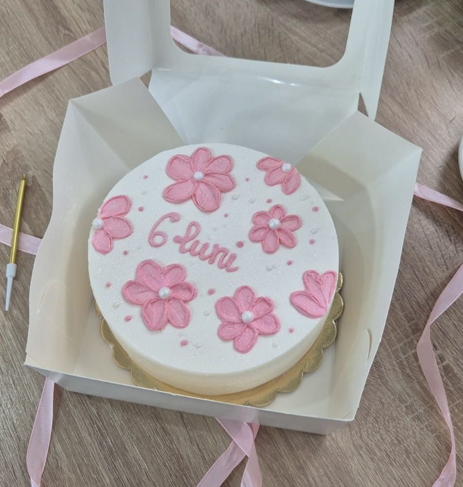 Tort bento aniversar 6 luni, decor flori roz din cremă, text personalizat, Emys Cakes