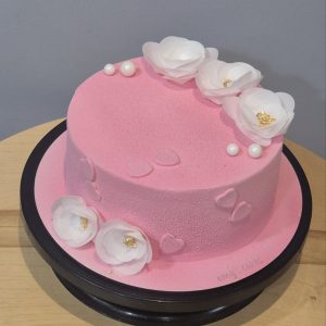 Tort elegant cu flori de orez și pudră