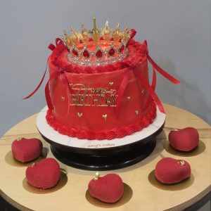 Tort roșu cu coroană și mousse inimi, decor aniversar pentru fete