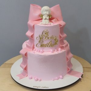 Tort roz cu două nivele, decor îngeraș, fundiță și perle sidefate pentru botez