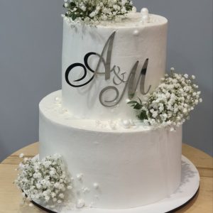 Tort de nuntă alb, două nivele, decor flori naturale și perle