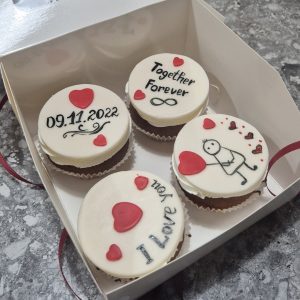 Set 4 cupcakes personalizate cu motive de dragoste și mesaj, ambalate cu fundă roșie