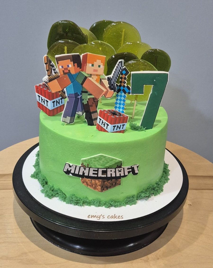 Tort Minecraft cu cremă verde, decor acadele și imagini imprimate, cifra 7