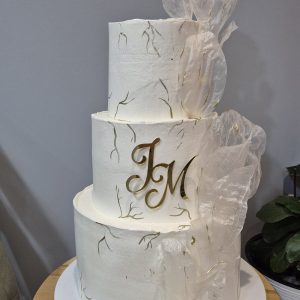 Tort de nuntă alb, 3 nivele, decor foi de orez și inițiale aurii personalizate