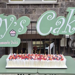 Tort rectangular mare cu cremă de brânză, foi de orez și fructe proaspete