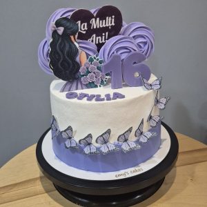 Tort lila cu cremă de brânză, poze printate, bezele mov, cifra 16 și fluturași