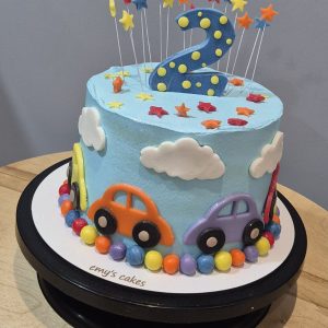 Tort copii decorat cu mașinuțe colorate, nori albi, stele și cifra 2 albastră