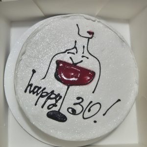 Tort bento alb cu desen minimalist de femeie și pahar de vin roșu, mesaj „happy 30!”