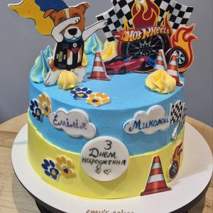 Tort copii cu câine sportiv, tematică Hot Wheels, cremă colorată și decorațiuni imprimate