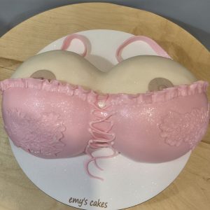 Tort modelat bust feminin, acoperit cu sutien roz din pastă de zahăr, pentru 18+
