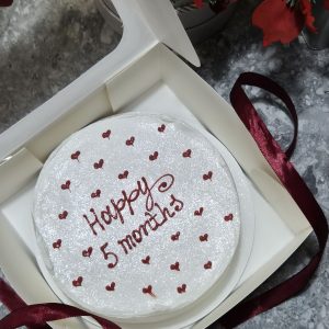Tort mic alb „Happy 5 months” cu inimioare roșii, în cutie cadou cu panglică bordo
