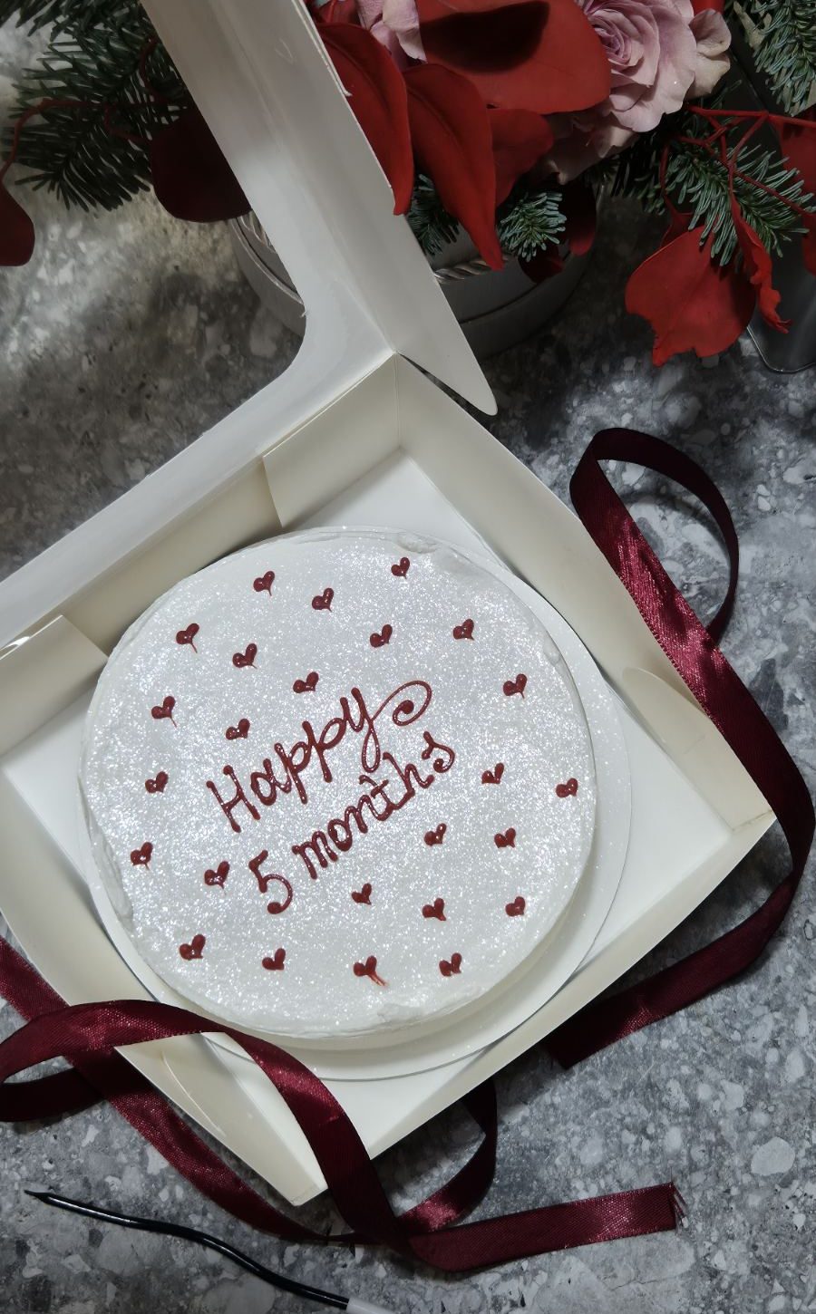 Tort mic alb „Happy 5 months” cu inimioare roșii, în cutie cadou cu panglică bordo