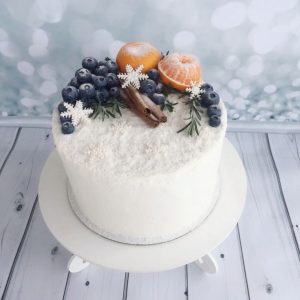 Tort alb de iarnă cu afine, mandarine, scorțișoară și fulgi de nea decorativi