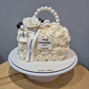 Tort geantă Chanel elegant, decorat cu trandafiri modelați și cremă de brânză, realizat artizanal de Emys Cakes.