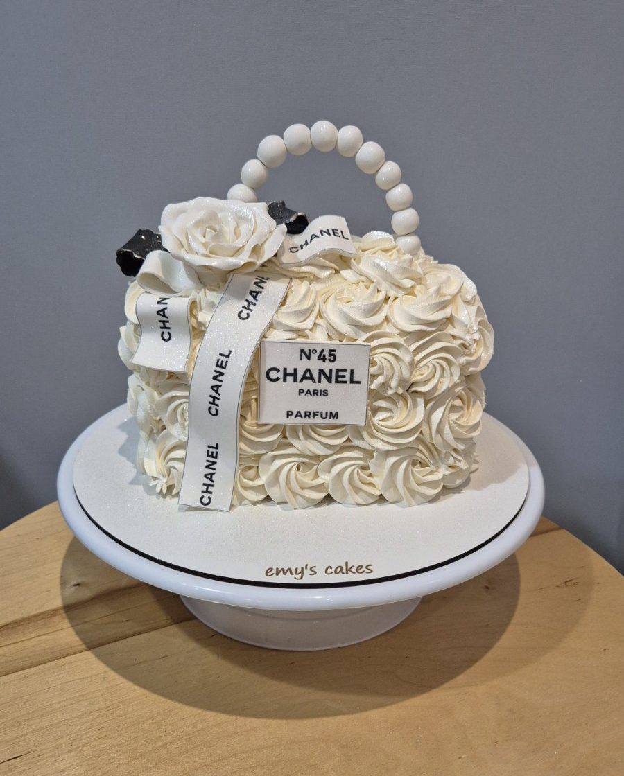 Tort geantă Chanel elegant, decorat cu trandafiri modelați și cremă de brânză, realizat artizanal de Emys Cakes.