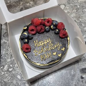 Bento cake negru cu fructe de pădure și mesaj „Happy Birthday Mam”, în cutie de cadou, realizat de Emys Cakes.