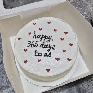 Bento cake alb cu sclipici, inimioare roșii și mesaj „happy 365 days to us”, în cutie de cadou, realizat de Emys Cakes.
