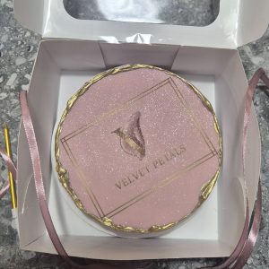 Bento cake roz pudrat, cu efect sidefat și margini aurii, personalizat cu logo „Velvet Petals”, prezentat în cutie cadou, realizat de Emys Cakes.