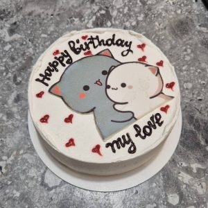 Bento cake alb cu desen kawaii cu două pisici îmbrățișate, inimioare roșii și mesaj „Happy birthday my love”, realizat de Emys Cakes.