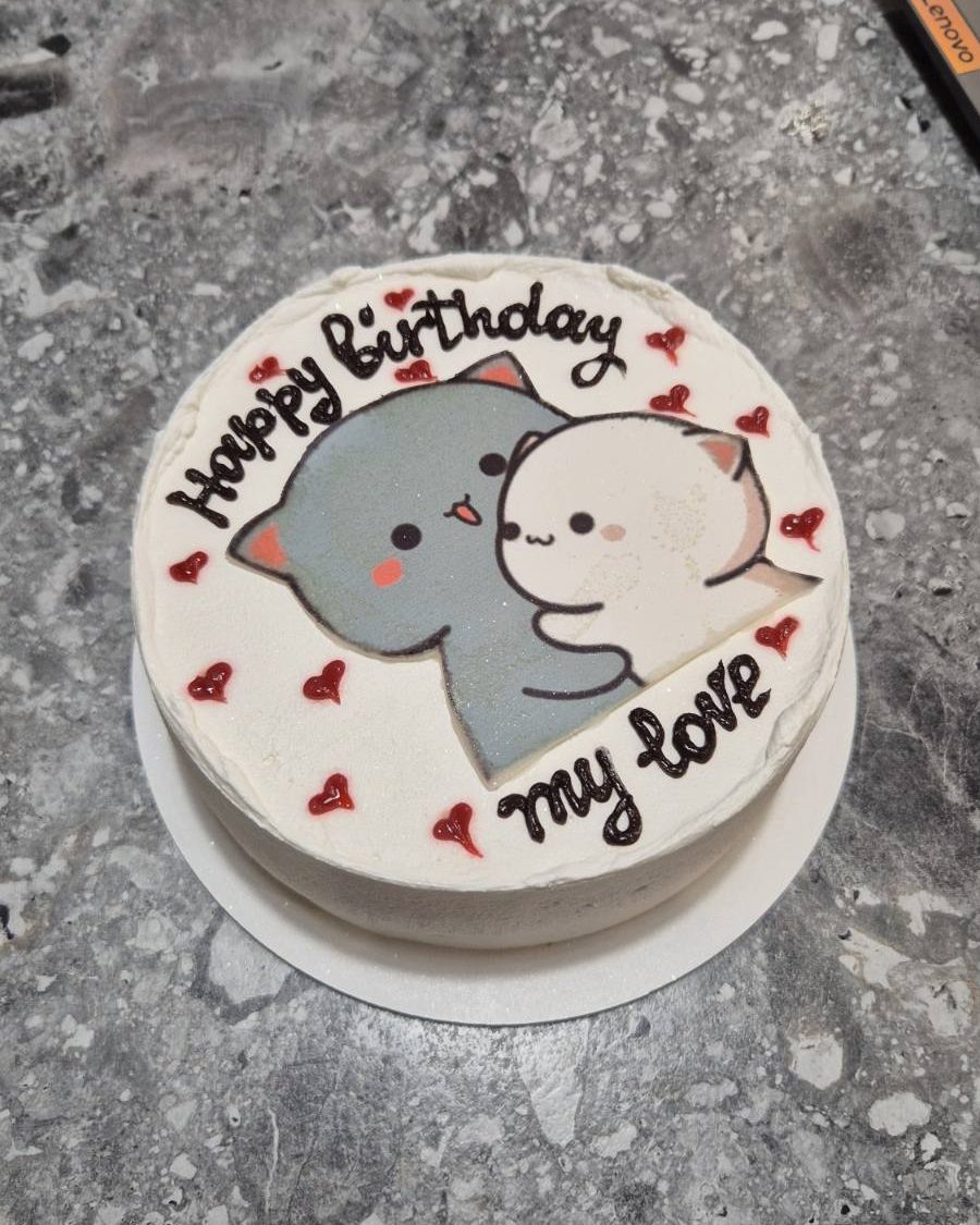 Bento cake alb cu desen kawaii cu două pisici îmbrățișate, inimioare roșii și mesaj „Happy birthday my love”, realizat de Emys Cakes.