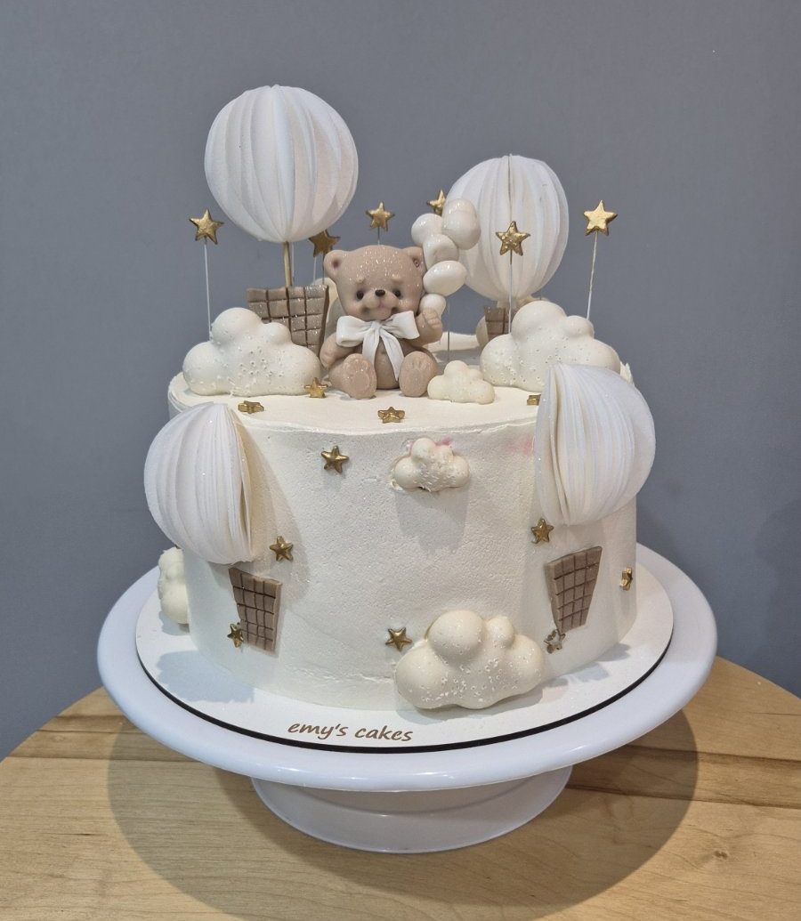 Tort alb elegant cu ursuleț, baloane cu aer cald, nori și steluțe aurii, Emys Cakes