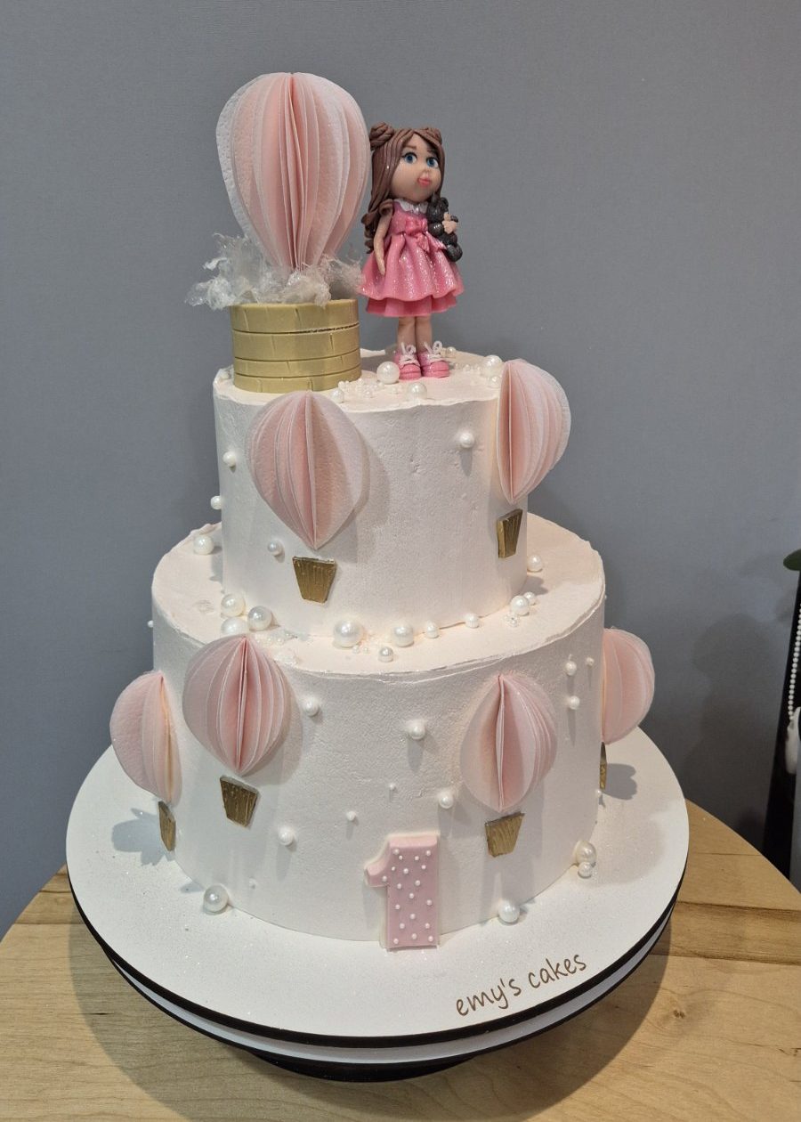 Tort aniversar etajeră 1 an cu figurină păpușă, baloane parasute roz, cremă de brânză, perle aurii, Emys Cakes