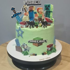Tort Minecraft personalizat pentru Marco cu Steve, Alex, creepers, săbii diamant, blocuri colorate, cremă verde brânză