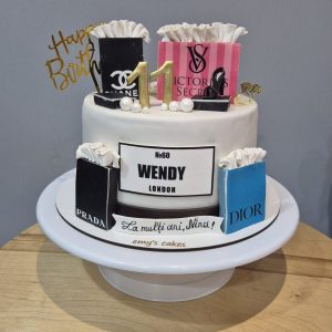 Tort aniversar 11 ani cu genți de lux Prada, Dior, VS pentru Wendy, acoperit în pastă de zahăr albă