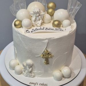 Tort botez alb 2.5 kg cremă brânză cu îngerași albi, cruce aurie, globuri ciocolată, foi de orez, inscripție La Botez Zia 1 an Emys Cakes