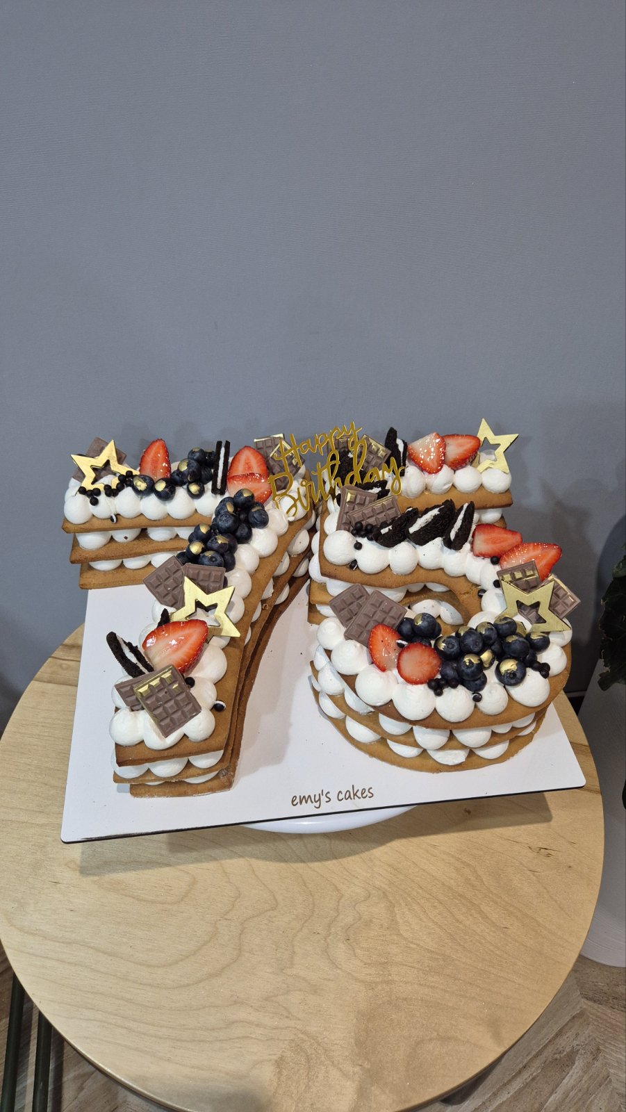 Tort cifră 75 din blatură cu cremă, decorat cu fructe proaspete căpșuni afine, stele aurii, Emys Cakes minim 2.5 kg