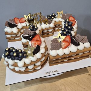 Tort cifră 32 aniversar din blatură cu cremă albă, fructe proaspete căpșuni afine, stele aurii, Happy Birthday auriu, Emys Cakes minim 2.5 kg