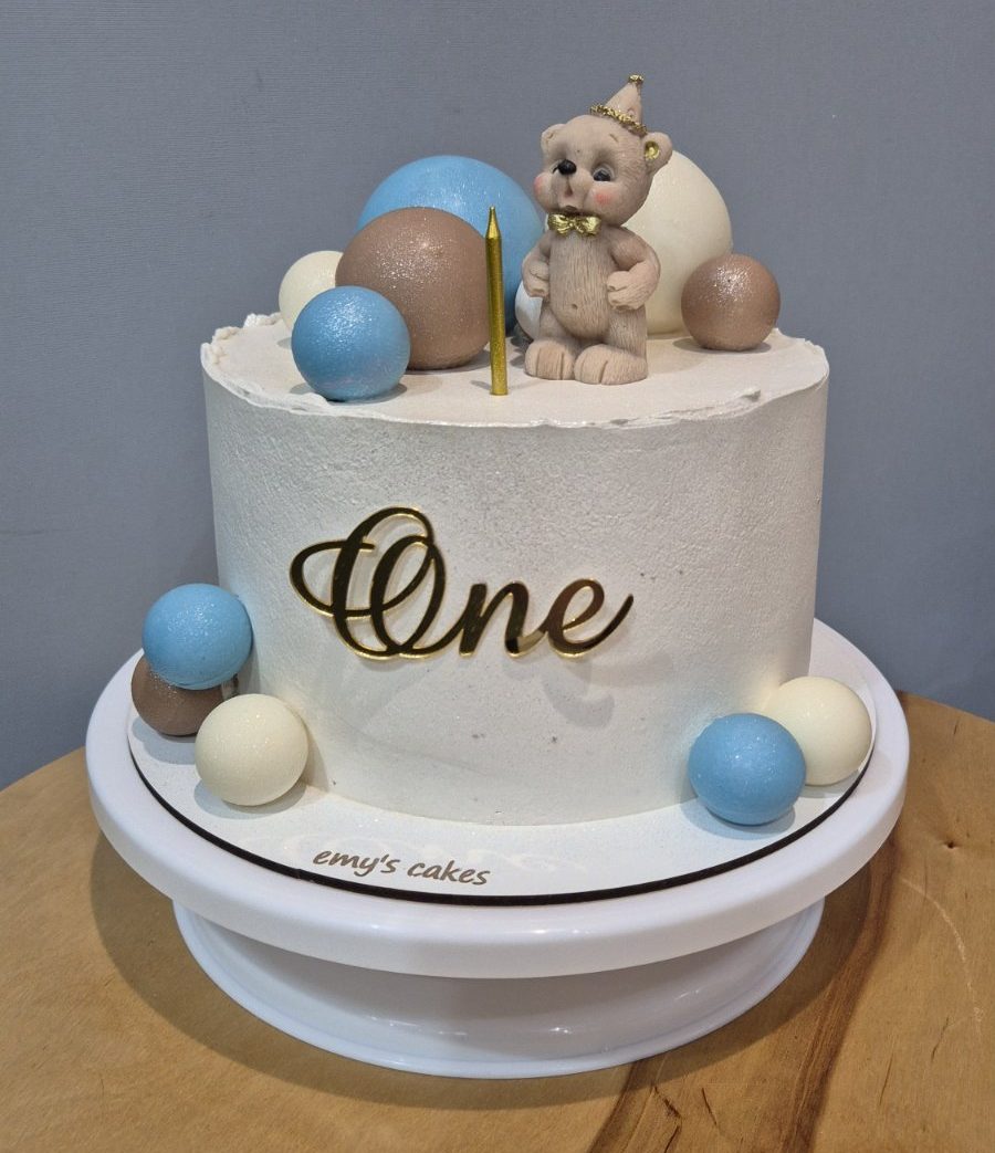 Tort aniversar 1 an albastru 2 kg cremă brânză cu ursuleț teddy cu coroniță, globuri ciocolată albastre-albe, toper One auriu, Emys Cakes