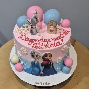 Tort Frozen Ana și Elsa pentru 6 ani „Dragostea noastră Patricia”, acoperit în cremă de brânză cu globuri de ciocolată, cifră 6, fulgi și perle, 2 kg de la Emys Cakes