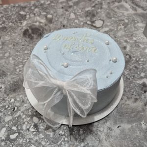 Bento albastru „10 months of love” cu fundă mare albă, perle și efect cremos, 660-700g de la Emys Cakes