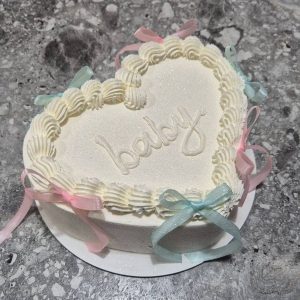 Bento formă inimă „baby” cu funde roz și turcoaz, cremă albă decorativă, 660-700g de la Emys Cakes