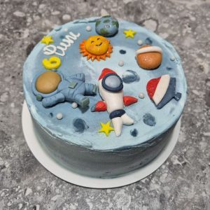 Bento spațiu cosmic cu astronaut, rachetă, planete, soare cremă albastră, 660-700g de la Emys Cakes