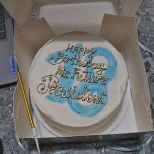 Bento „Happy Birthday Mr. Future President” cu valuri albastre, ambalaj cutie, de la Emys Cakes