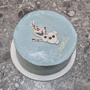 Bento Olaf Frozen „1 month” cu zăpadă strălucitoare pe fond albastru, 660-700g de la Emys Cakes