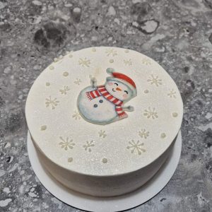 Bento om de zăpadă cu șapcă roșie, eșarfă și fulgi de zăpadă pe cremă albă strălucitoare, 660-700g de la Emys Cakes