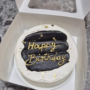Bento „Happy Birthday” cu efect marmură neagră-aurie, cremă albă sidefată, ambalat în cutie transparentă, 660-700g de la Emys Cakes