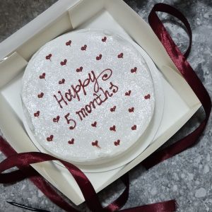 Bento „Happy 5 months” cu inimioare mici roșii pe cremă albă sidefată, fundă maro, flori roșii decor, în cutie albă, 660-700g de la Emys Cakes