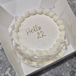Bento „Hello 22” cu inscripție aurie elegantă pe cremă albă sidefată cu valuri fine, fundițe albe, ambalat în cutie albă, 660-700g de la Emys Cakes