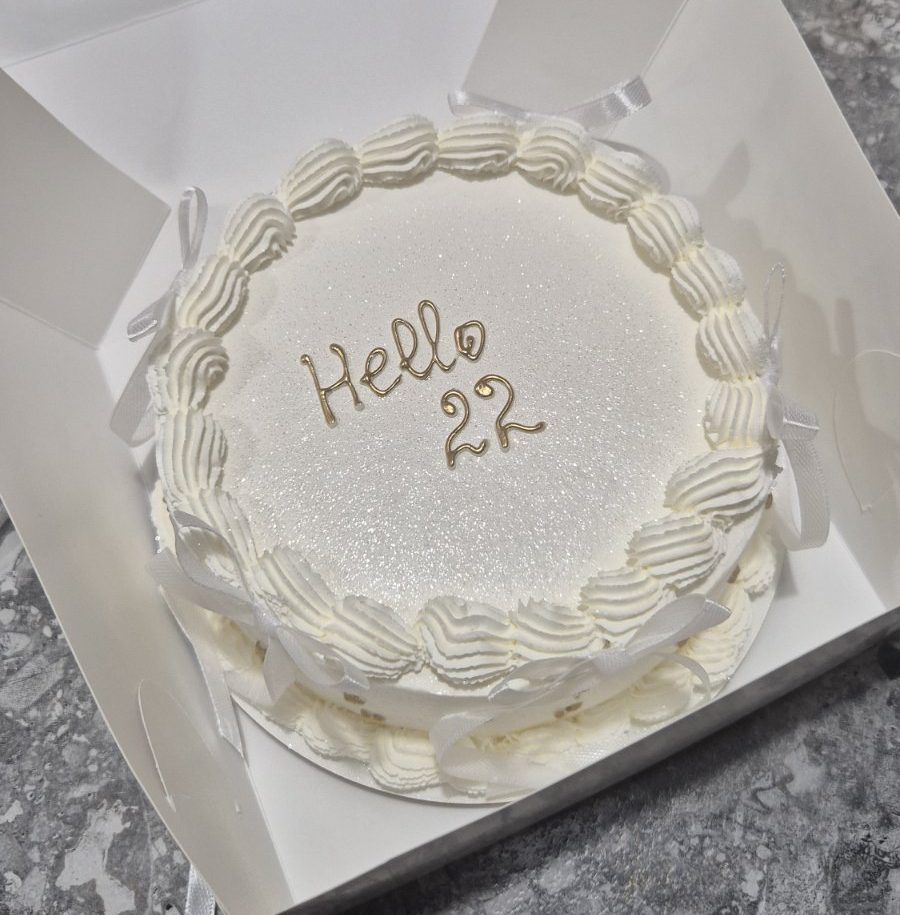 Bento „Hello 22” cu inscripție aurie elegantă pe cremă albă sidefată cu valuri fine, fundițe albe, ambalat în cutie albă, 660-700g de la Emys Cakes