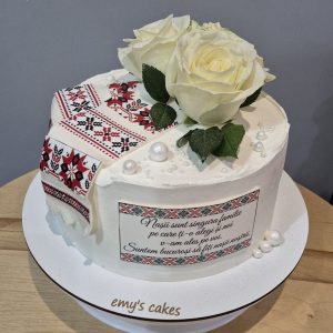 Tort pentru nași „Cu dragoste și respect” cu motive broderie moldovenească roșu-alb, 3 trandafiri albi, prosop, perle pe cremă de brânză, 2 kg de la Emys Cakes