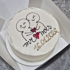 Bento cuplu stickere „mr ♥ mos 16.06.2026” îmbrățișare cu inimă roșie, cremă albă sidefată, ambalat în cutie albă, 660-700g de la Emys Cakes